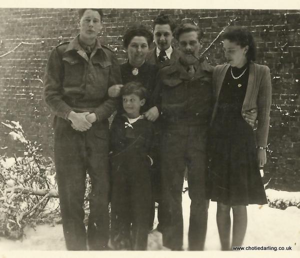 Dick and Ronnie with la famille Sintobin-Anne Dick and Ronnie with la famille Sintobin-Anne